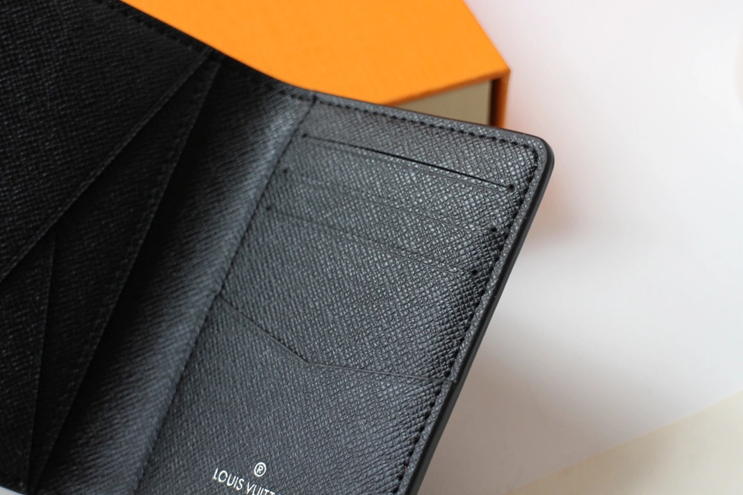 Sleek 8584 Louis Vuitton AAA Man Wallets