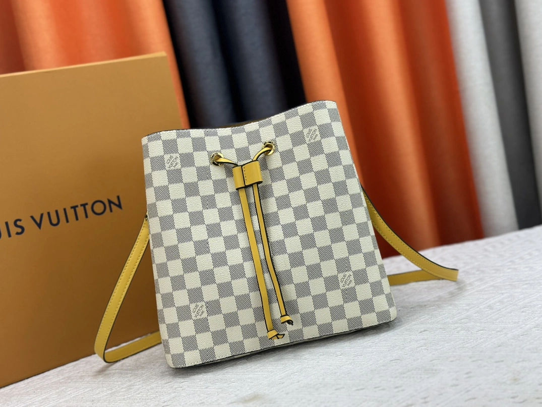 Sleek 8763 Louis Vuitton AAA Quality Messenger Bags For Women