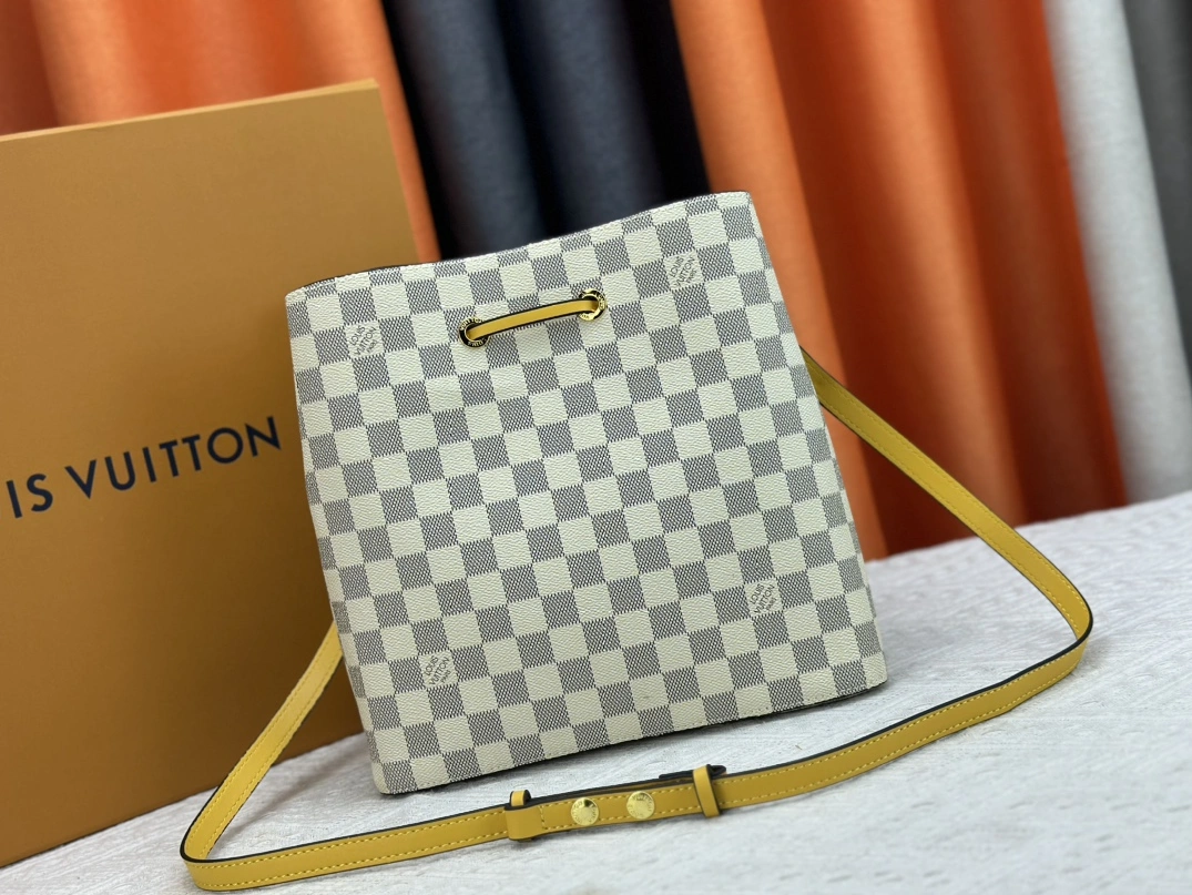 Sleek 8763 Louis Vuitton AAA Quality Messenger Bags For Women