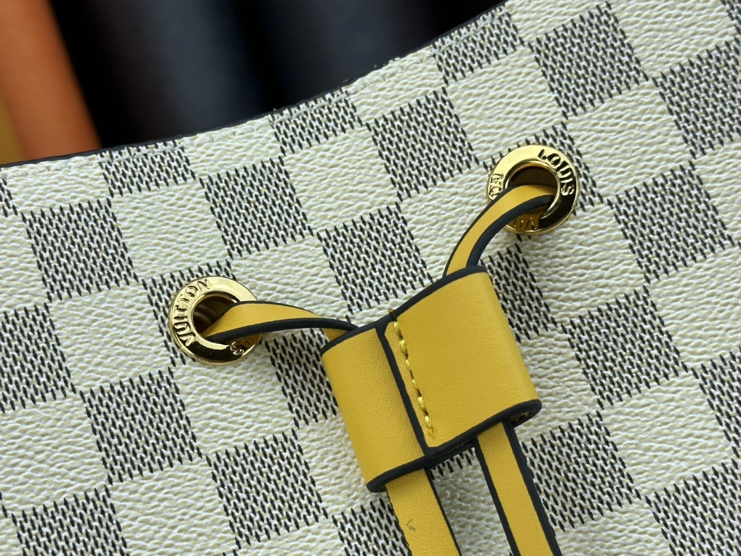 Sleek 8763 Louis Vuitton AAA Quality Messenger Bags For Women
