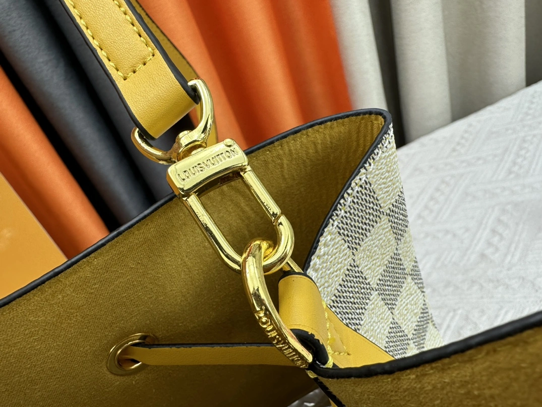 Sleek 8763 Louis Vuitton AAA Quality Messenger Bags For Women