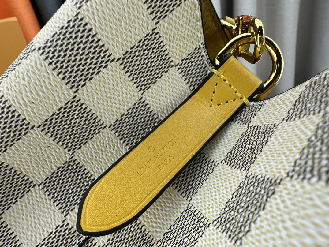Sleek 8763 Louis Vuitton AAA Quality Messenger Bags For Women