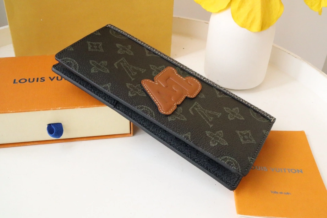 Sleek 880 Louis Vuitton AAA Quality Wallets For Unisex