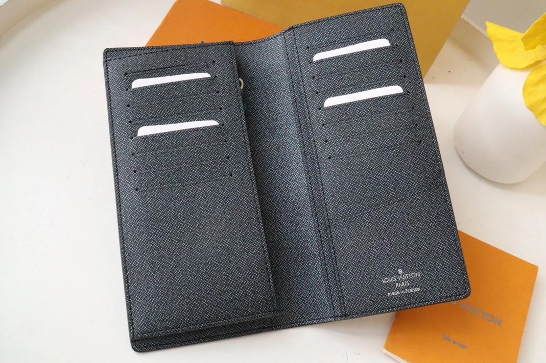 Sleek 880 Louis Vuitton AAA Quality Wallets For Unisex