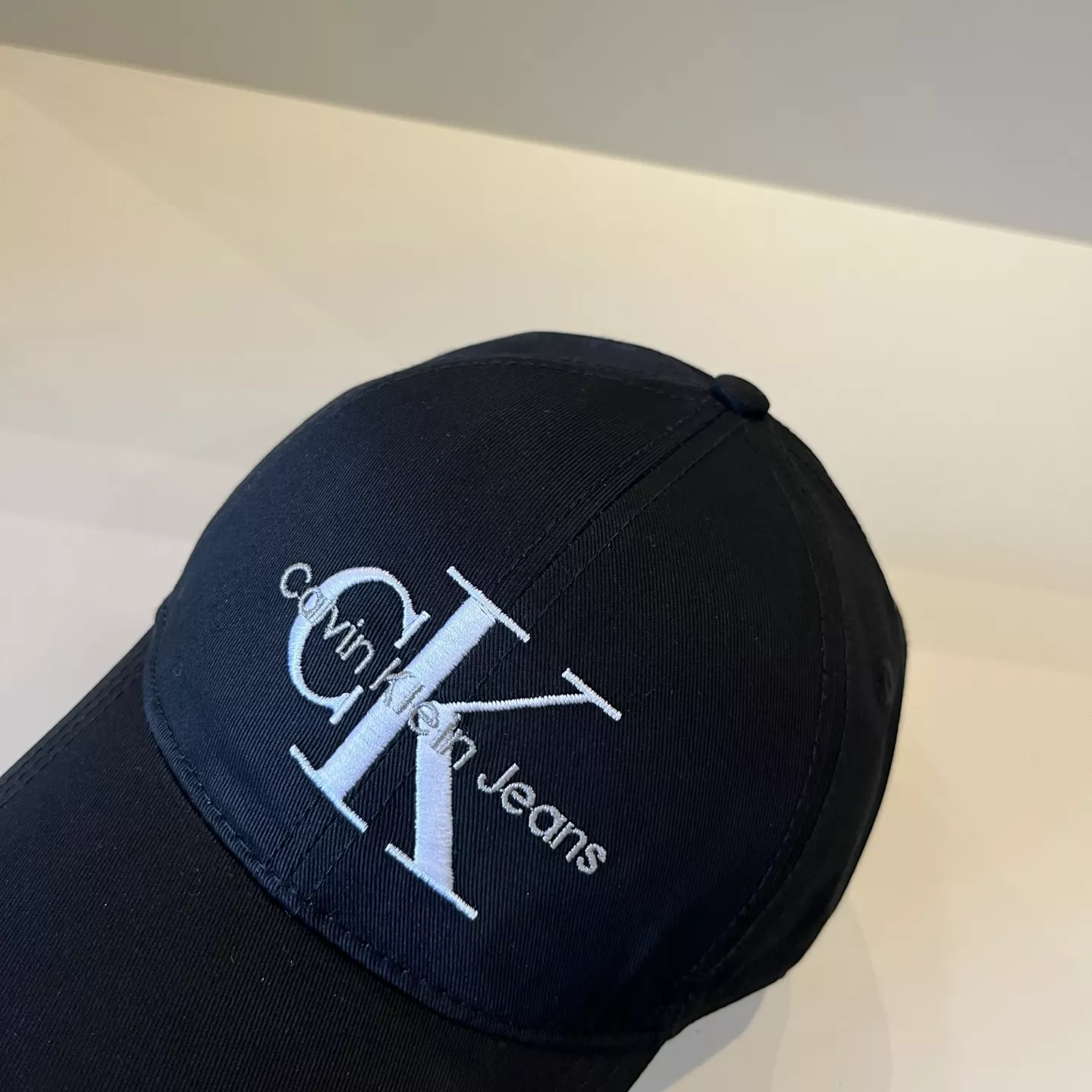Sleek 9004 Calvin Klein Caps