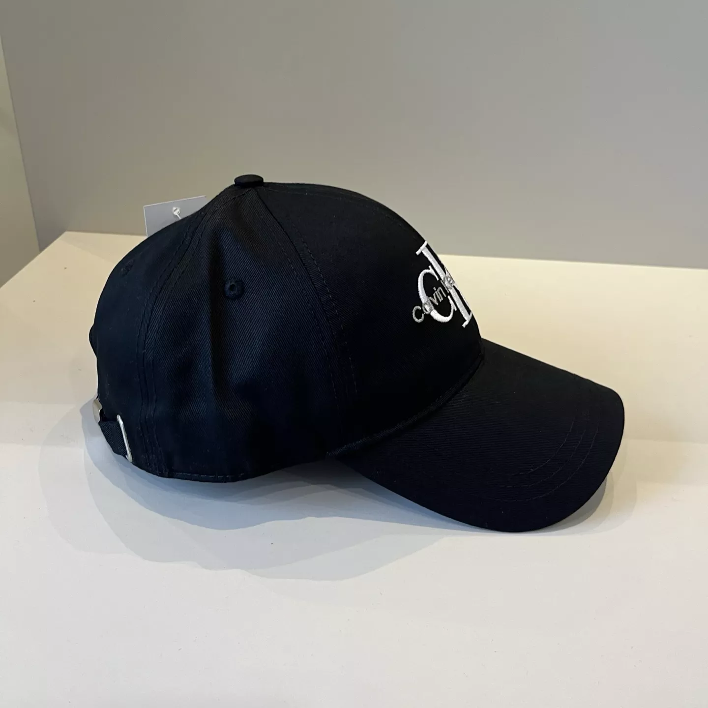 Sleek 9004 Calvin Klein Caps