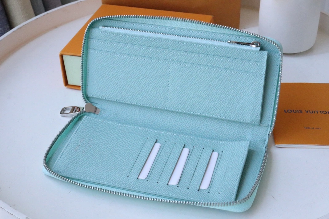 Sleek 9125 Louis Vuitton AAA Quality Card Case