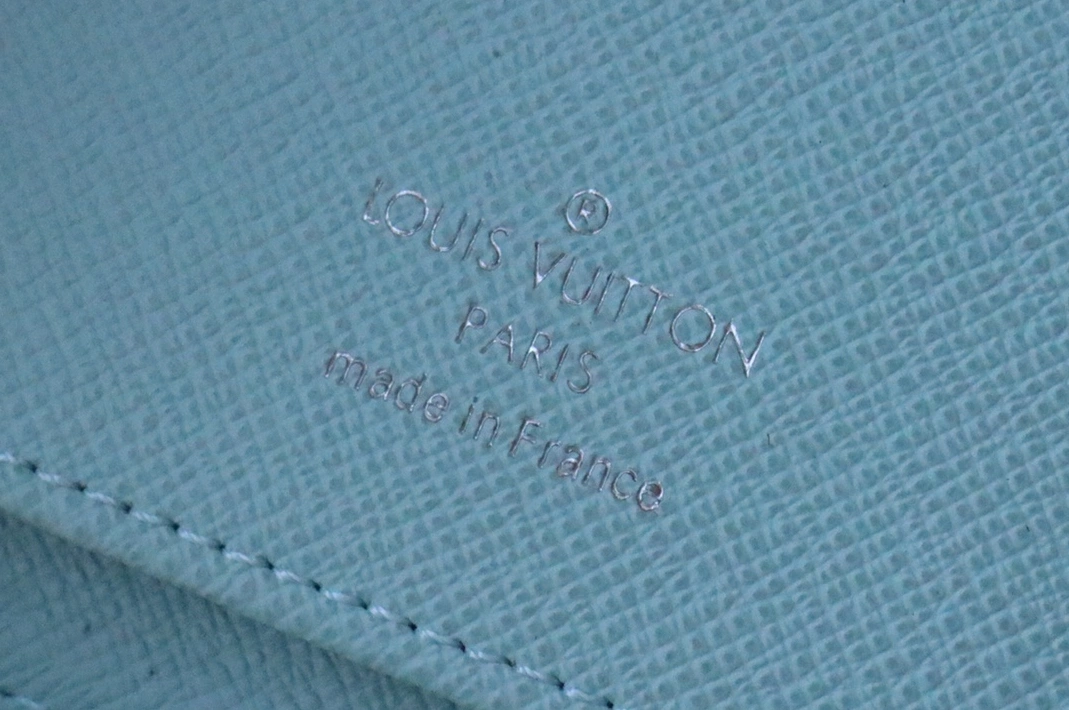 Sleek 9125 Louis Vuitton AAA Quality Card Case