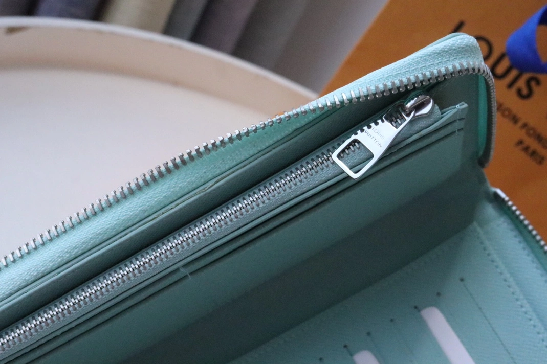 Sleek 9125 Louis Vuitton AAA Quality Card Case