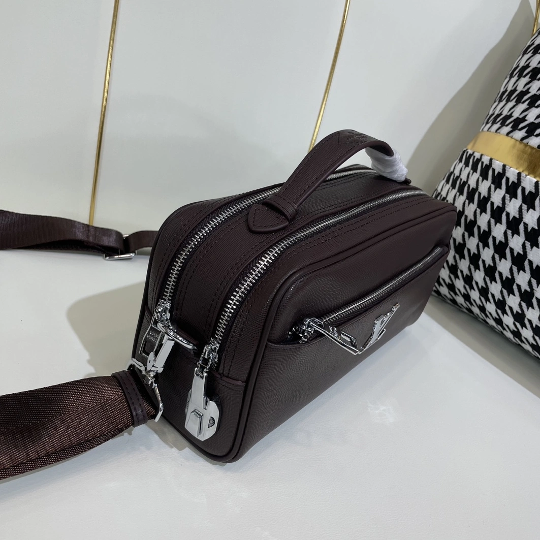 Sleek 9618 Louis Vuitton AAA Man Messenger Bags