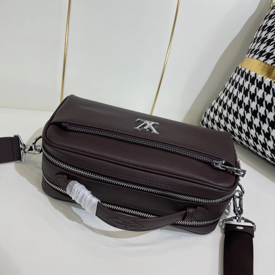 Sleek 9618 Louis Vuitton AAA Man Messenger Bags