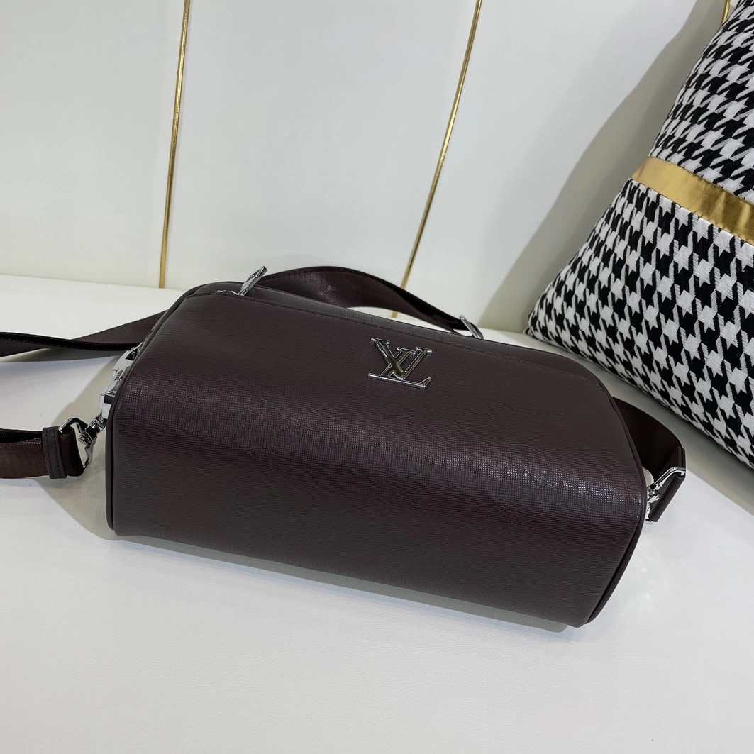 Sleek 9618 Louis Vuitton AAA Man Messenger Bags