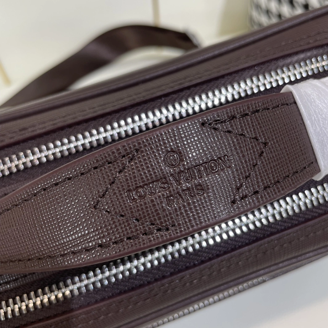 Sleek 9618 Louis Vuitton AAA Man Messenger Bags