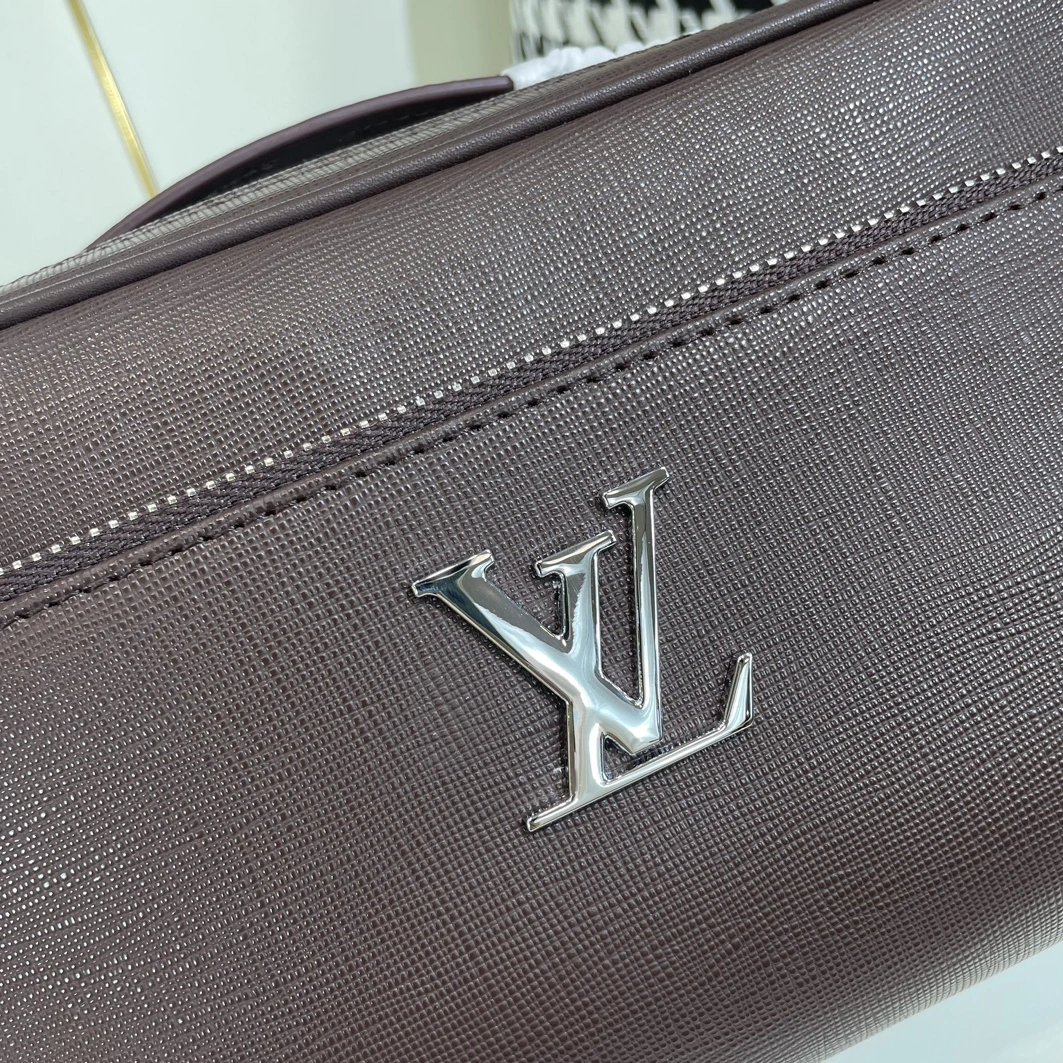 Sleek 9618 Louis Vuitton AAA Man Messenger Bags