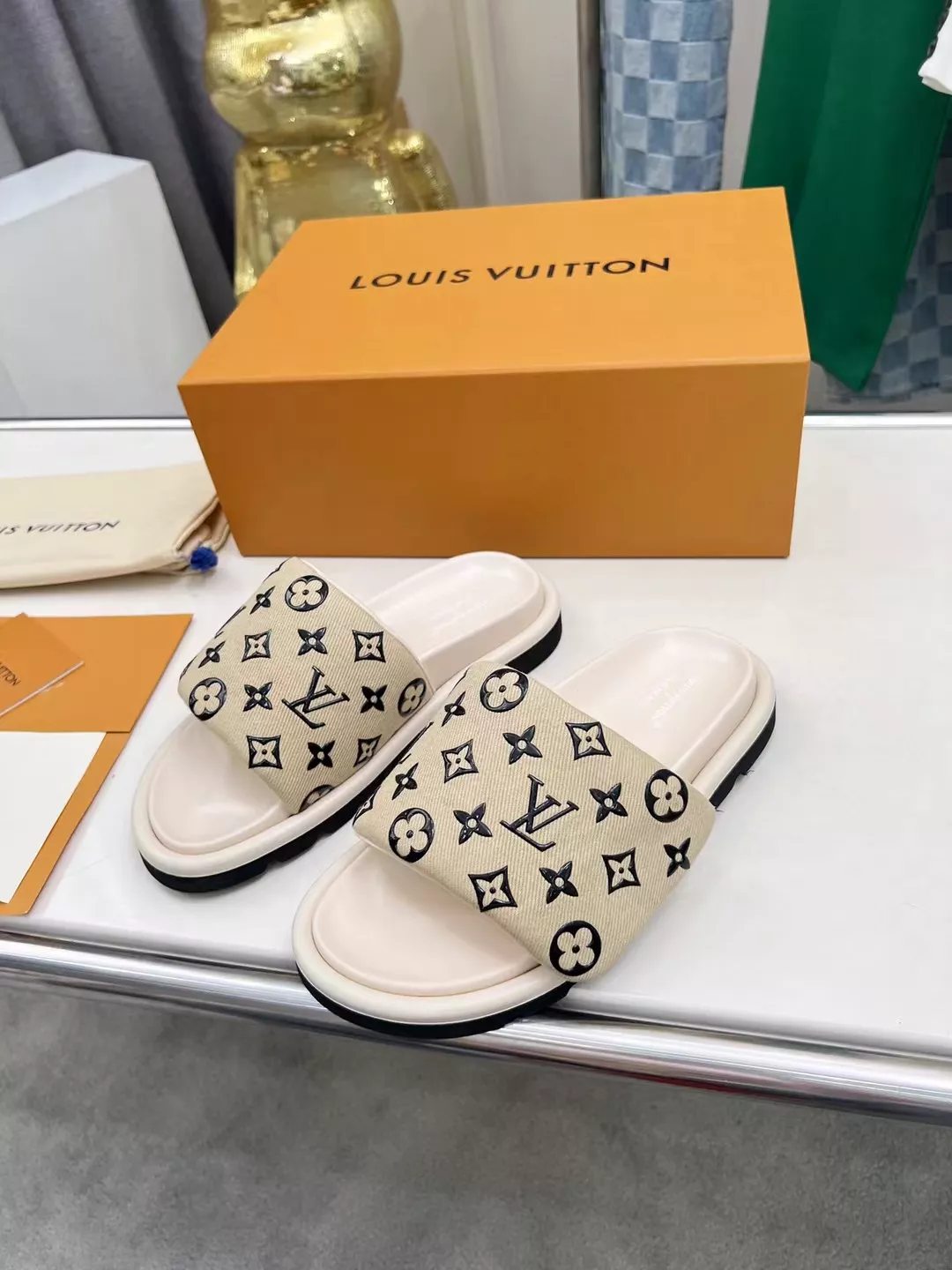 SmartChoice 1424 Louis Vuitton Slippers For Women