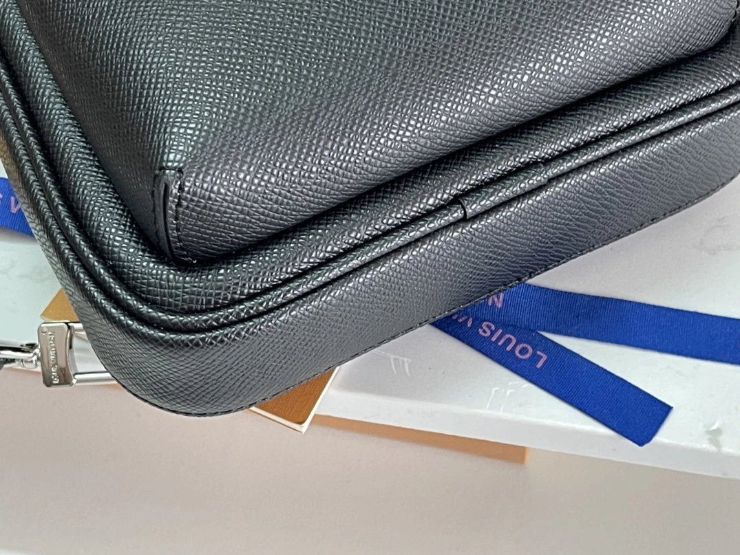 SmartChoice 2681 Louis Vuitton AAA Man Messenger Bags