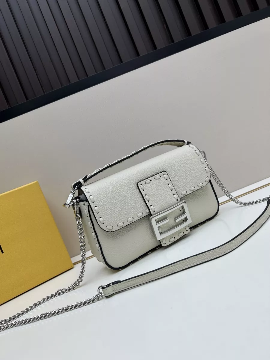 SmartChoice 4479 Fendi AAA Quality Messenger Bags For Women