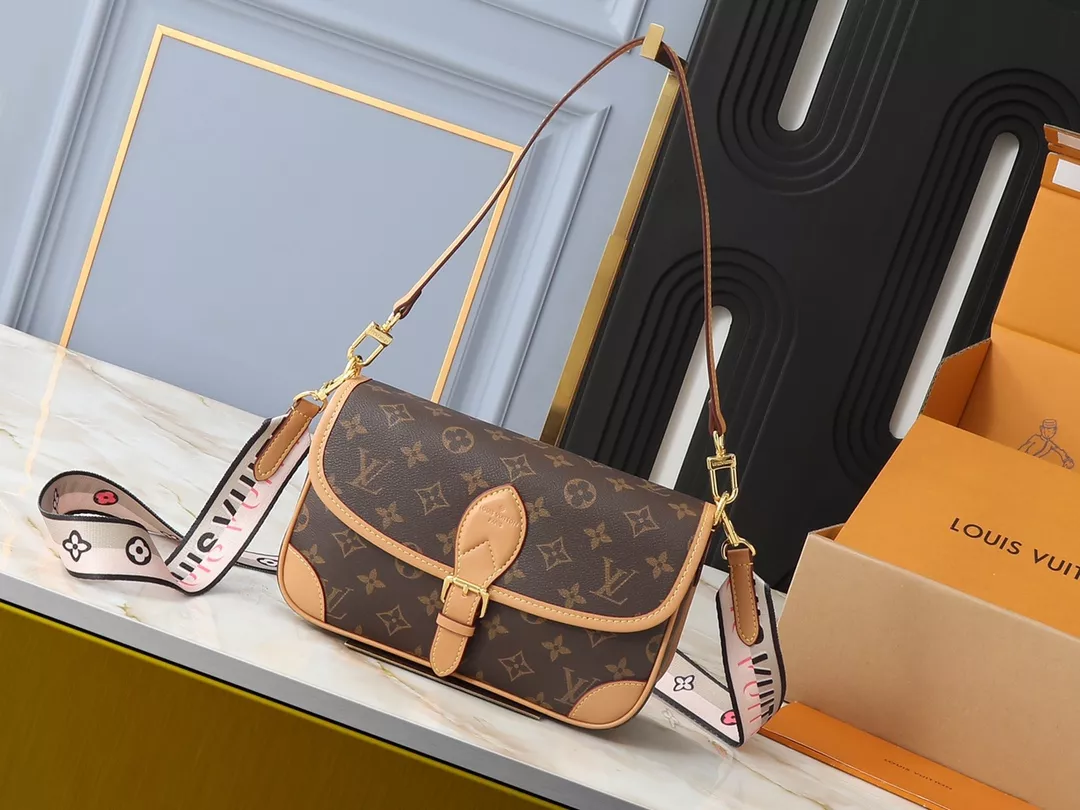 SmartChoice 673 Louis Vuitton AAA Quality Messenger Bags For Women