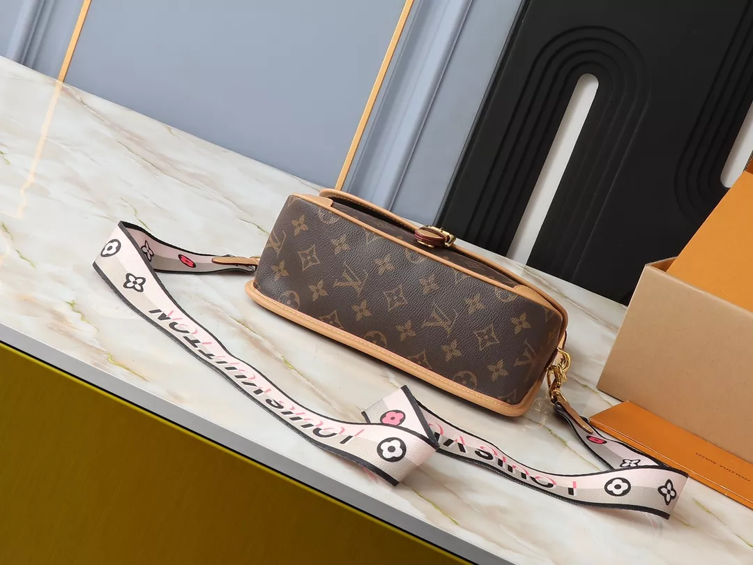 SmartChoice 673 Louis Vuitton AAA Quality Messenger Bags For Women