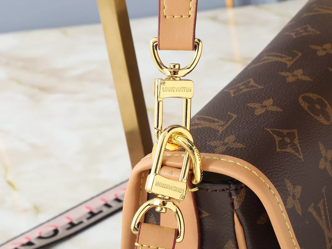 SmartChoice 673 Louis Vuitton AAA Quality Messenger Bags For Women