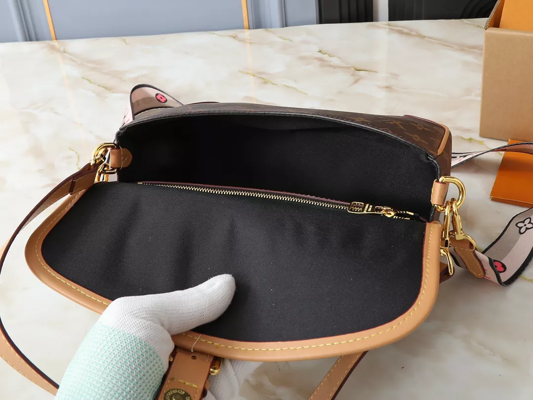 SmartChoice 673 Louis Vuitton AAA Quality Messenger Bags For Women