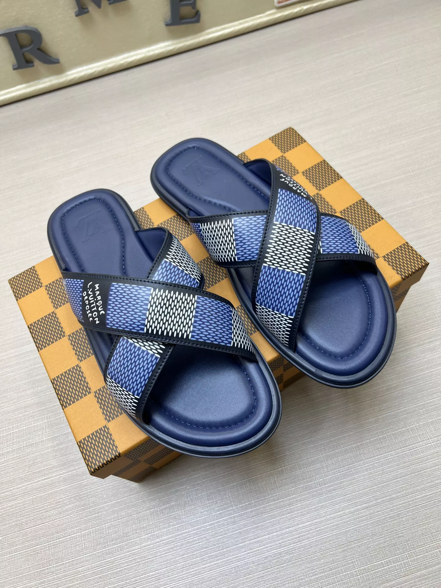 SmartChoice 7917 Louis Vuitton Slippers For Men