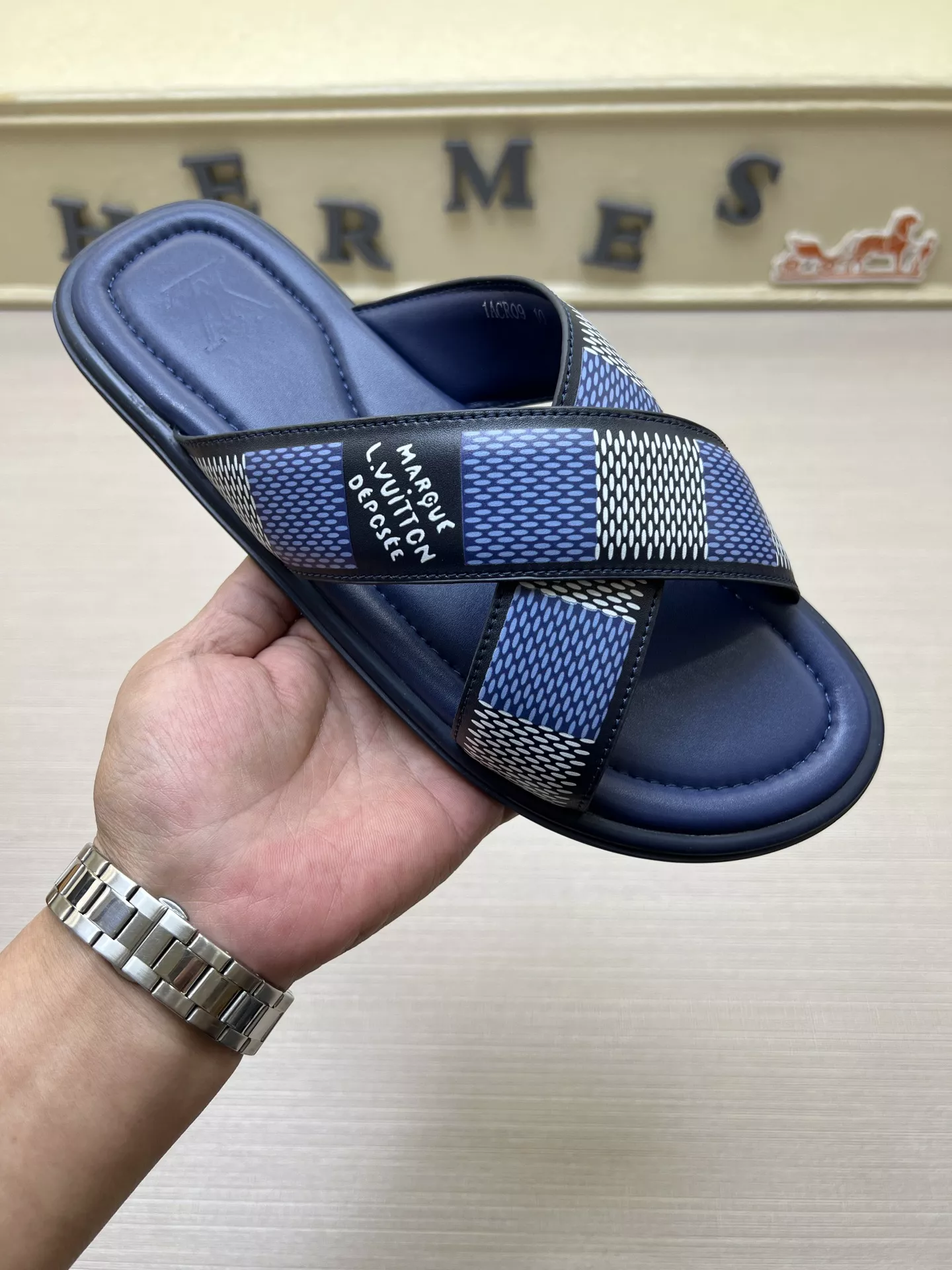 SmartChoice 7917 Louis Vuitton Slippers For Men