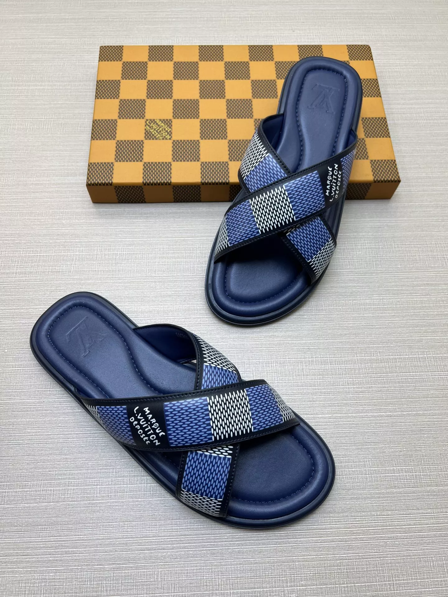 SmartChoice 7917 Louis Vuitton Slippers For Men