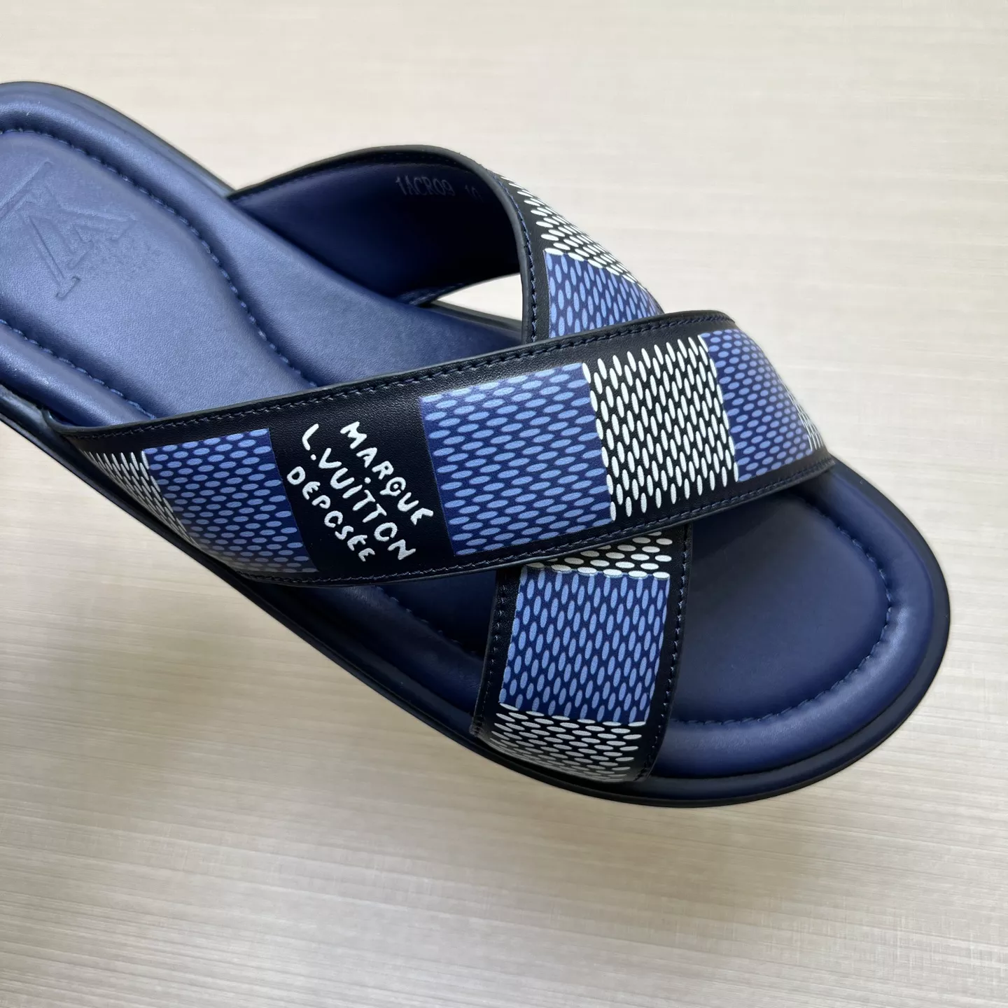 SmartChoice 7917 Louis Vuitton Slippers For Men