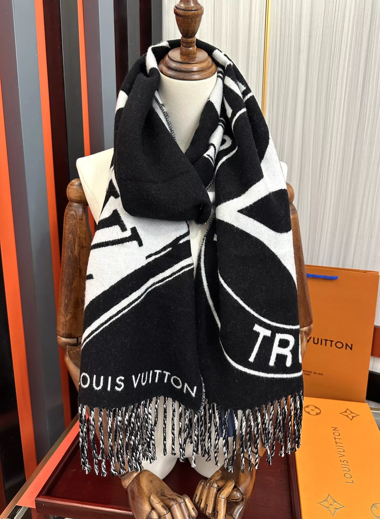 SmartChoice 9607 Louis Vuitton Scarf For Women