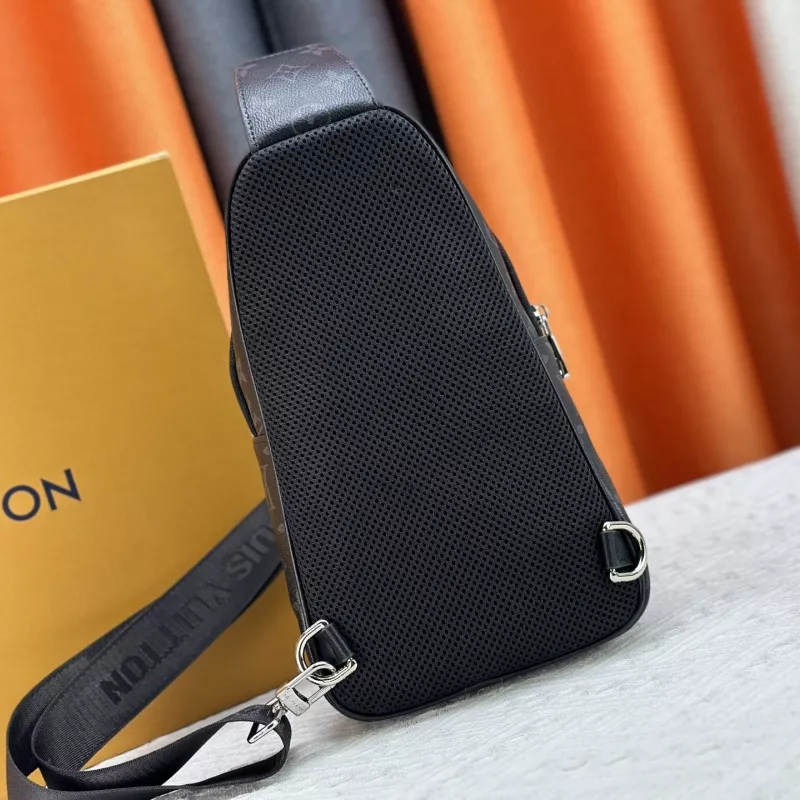 Soft 2364 Louis Vuitton AAA Man Messenger Bags