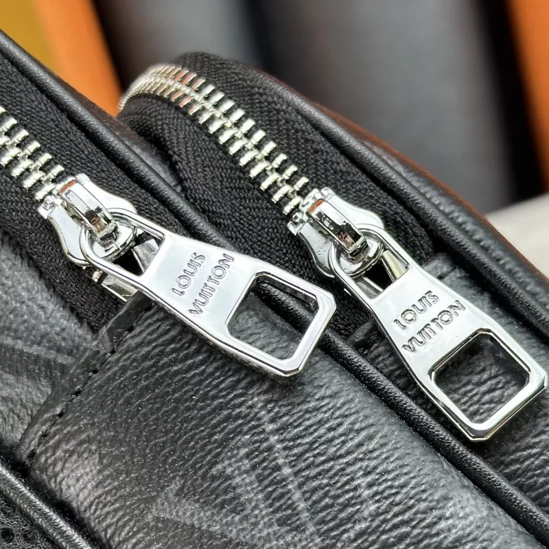 Soft 2364 Louis Vuitton AAA Man Messenger Bags