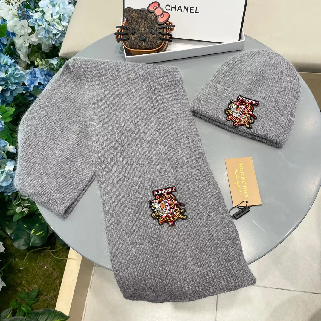 Soft 2787 Burberry Hat and Scarf Set