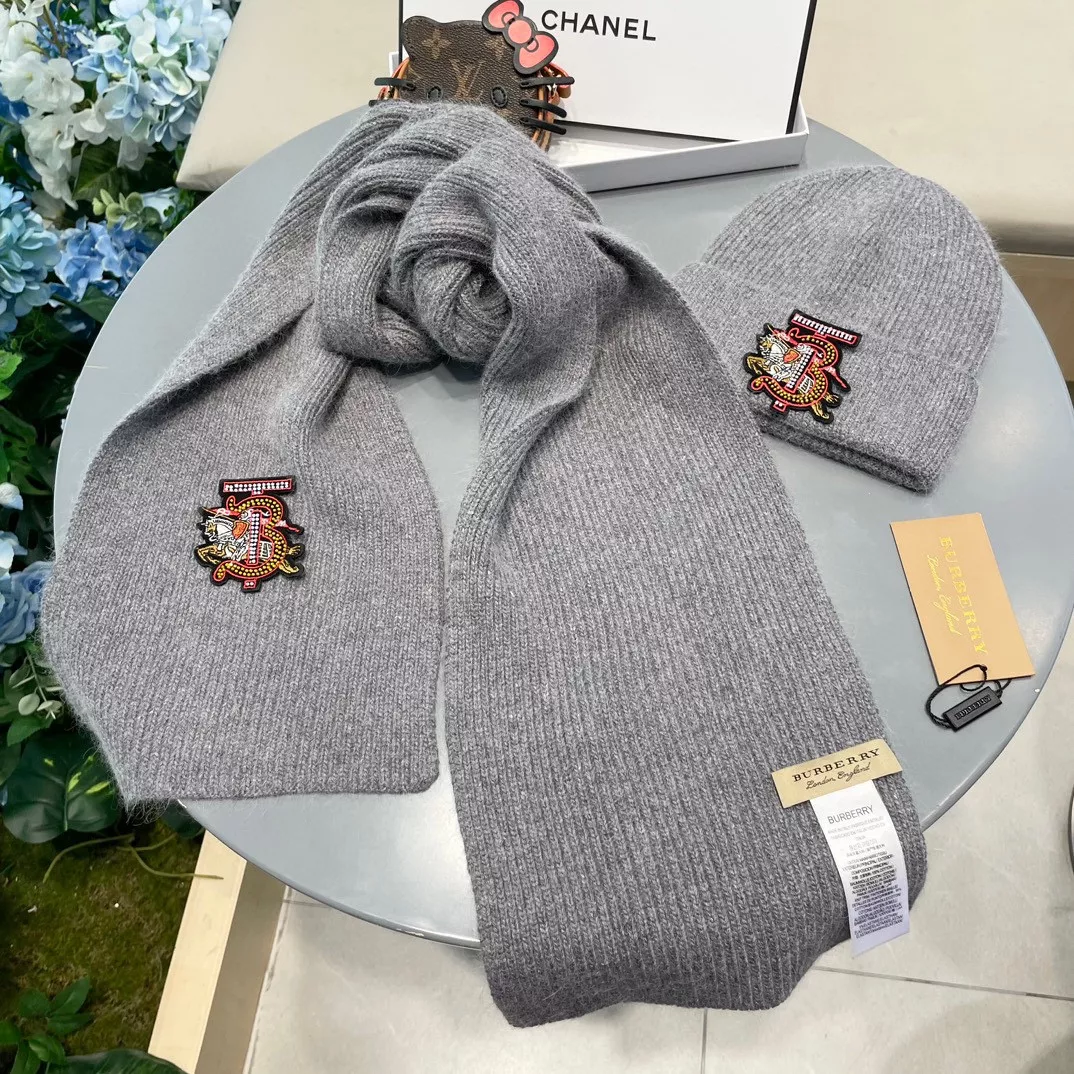 Soft 2787 Burberry Hat and Scarf Set