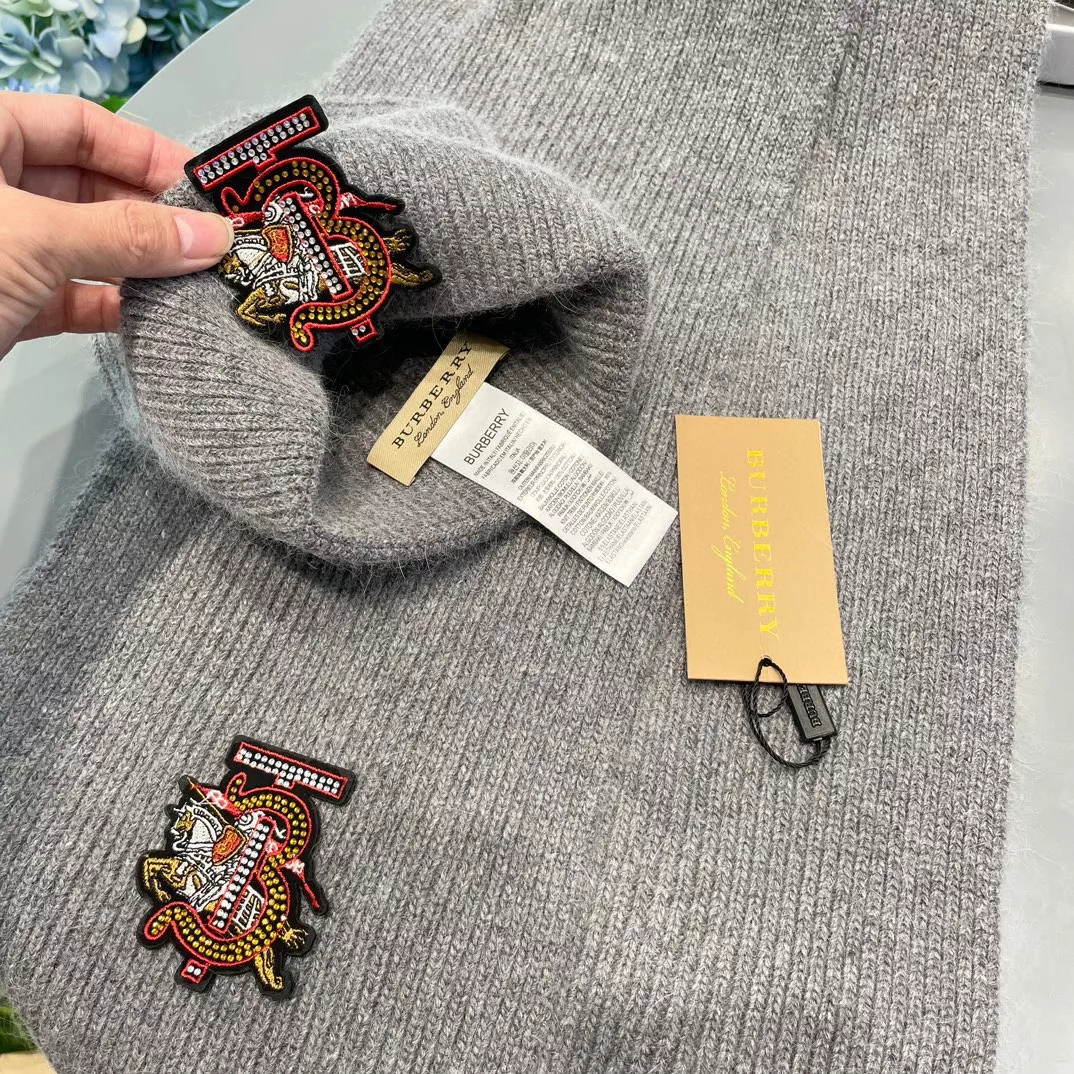 Soft 2787 Burberry Hat and Scarf Set