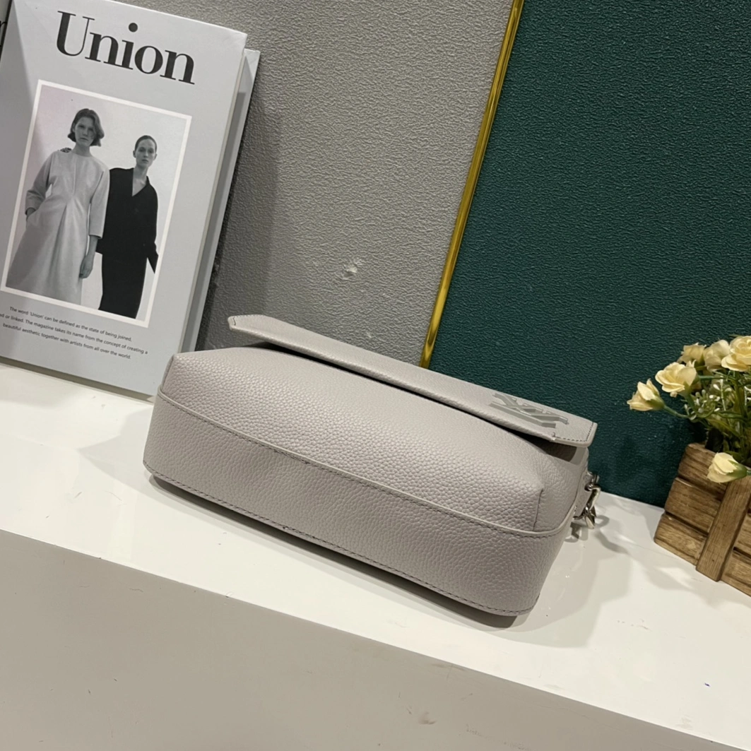 Soft 3346 Louis Vuitton AAA Man Messenger Bags