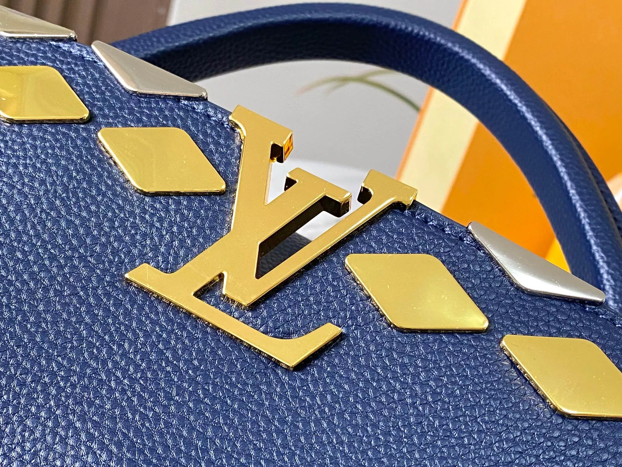 Soft 5671 Louis Vuitton AAA Quality Messenger Bags For Women