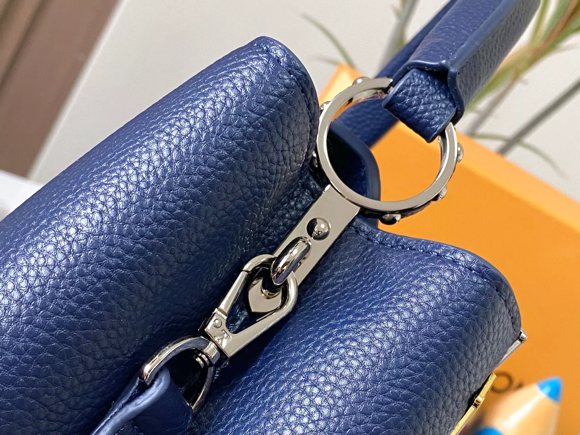 Soft 5671 Louis Vuitton AAA Quality Messenger Bags For Women