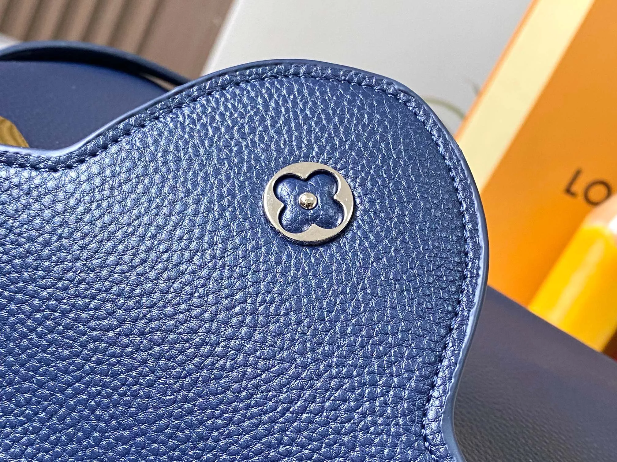 Soft 5671 Louis Vuitton AAA Quality Messenger Bags For Women