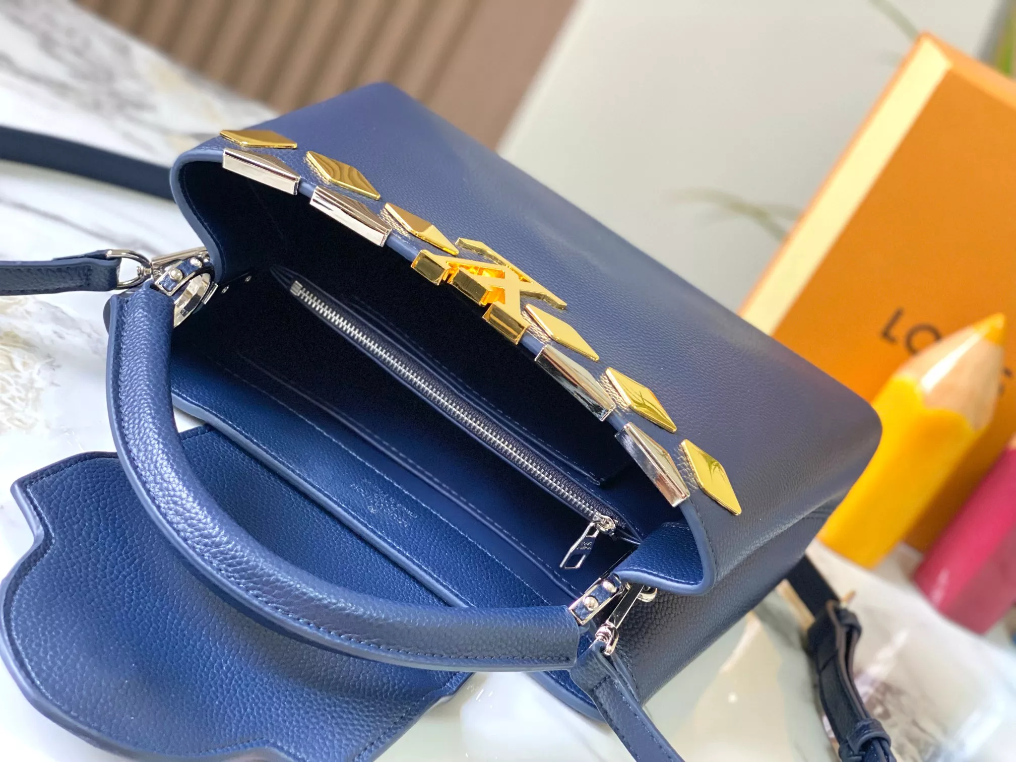 Soft 5671 Louis Vuitton AAA Quality Messenger Bags For Women