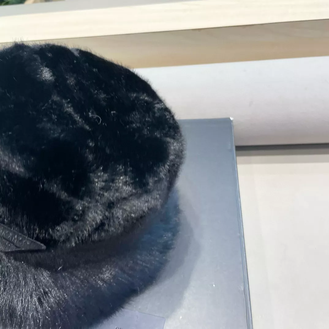Soft 7485 Prada Caps