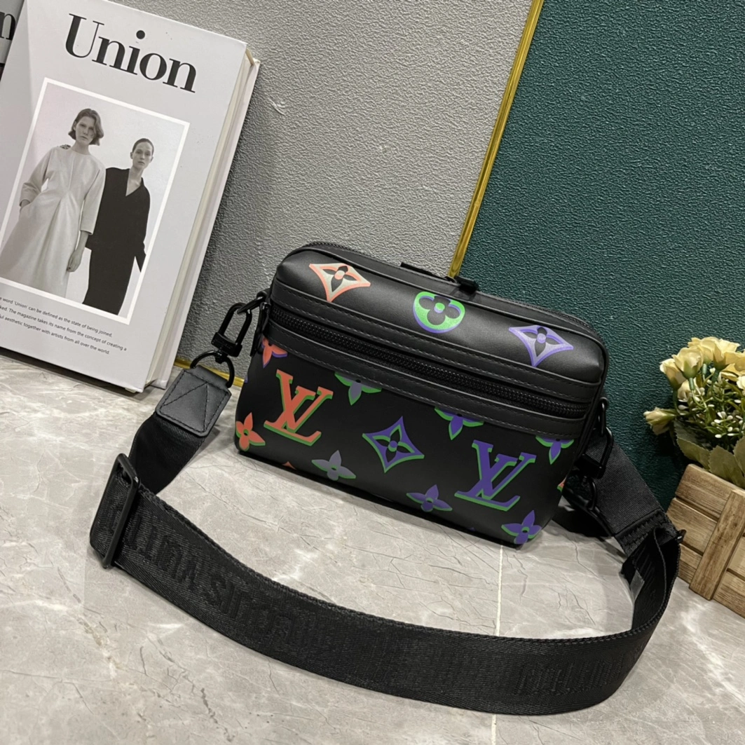 Soft 8582 Louis Vuitton AAA Man Messenger Bags