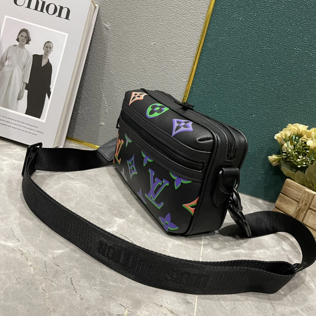 Soft 8582 Louis Vuitton AAA Man Messenger Bags