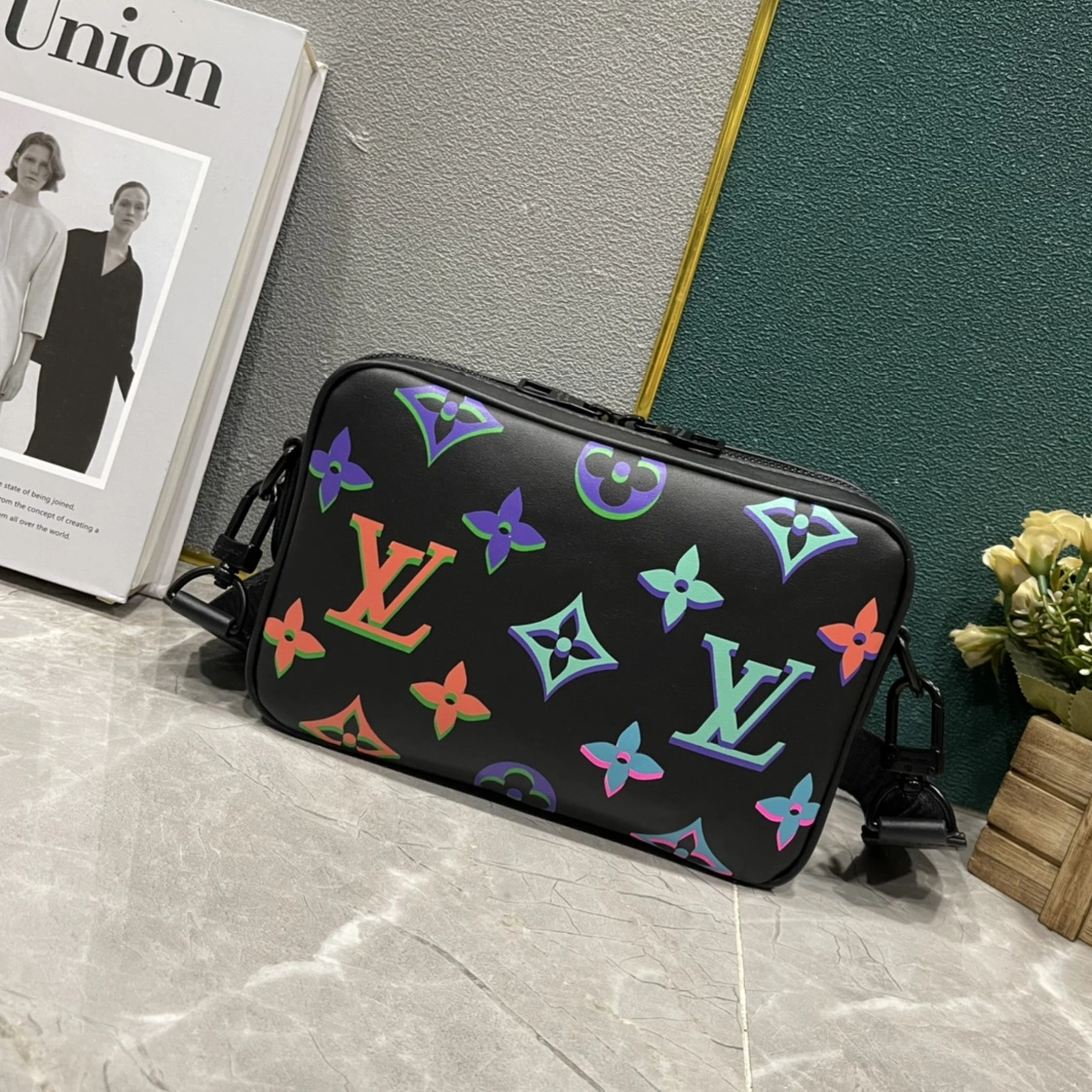 Soft 8582 Louis Vuitton AAA Man Messenger Bags