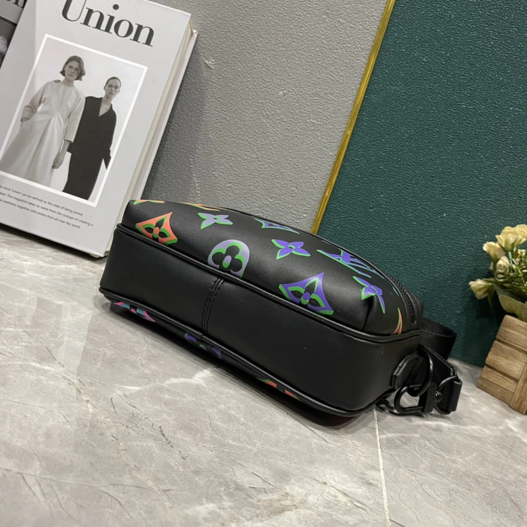 Soft 8582 Louis Vuitton AAA Man Messenger Bags