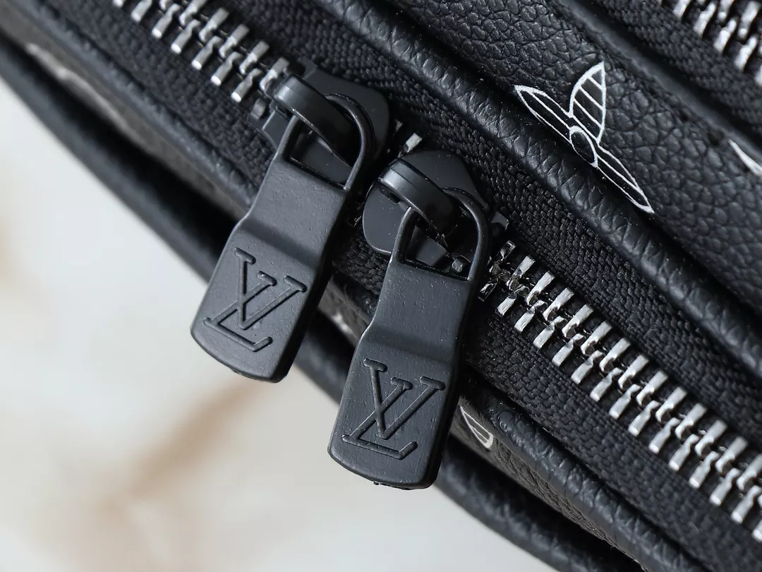 Soft 8756 Louis Vuitton Messenger Bags For Unisex