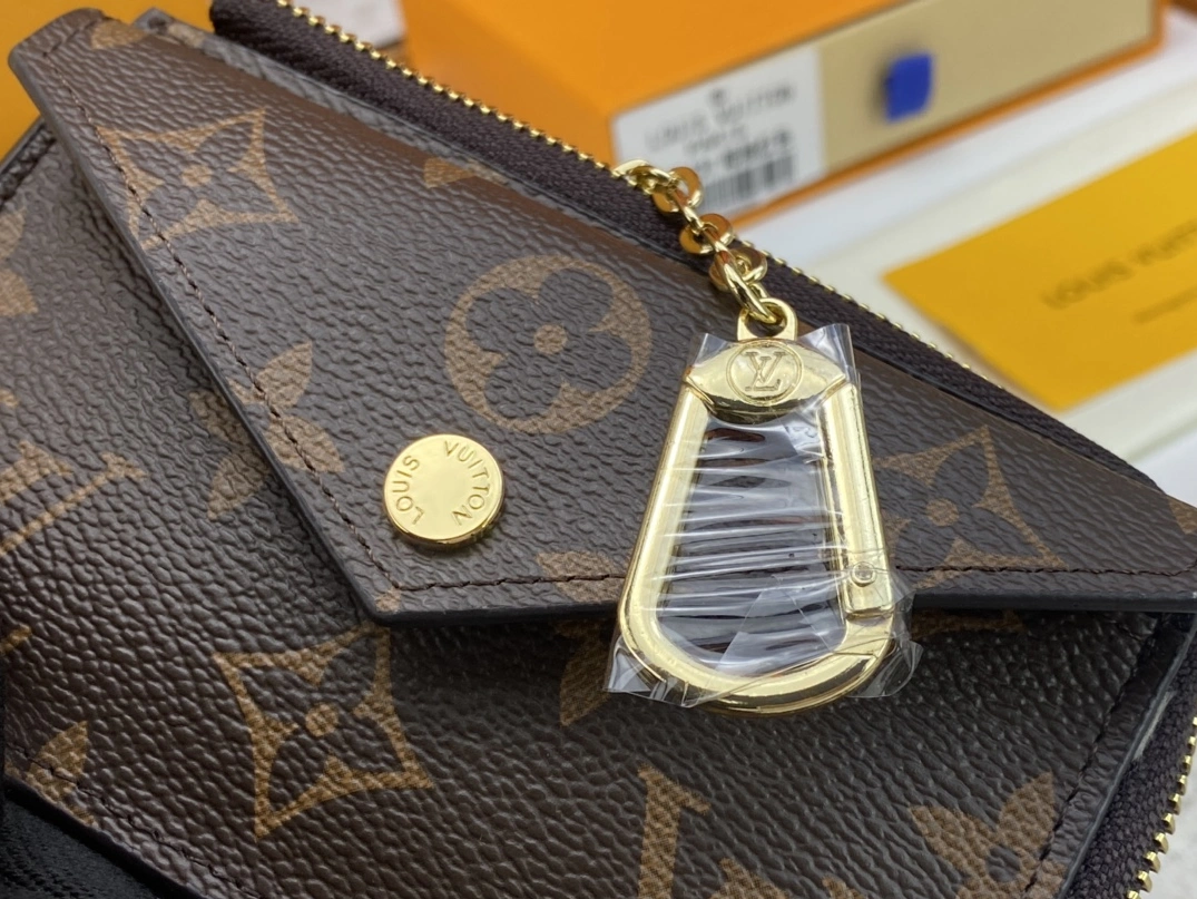 Soft 912 Louis Vuitton LV Card Case In Black For Women