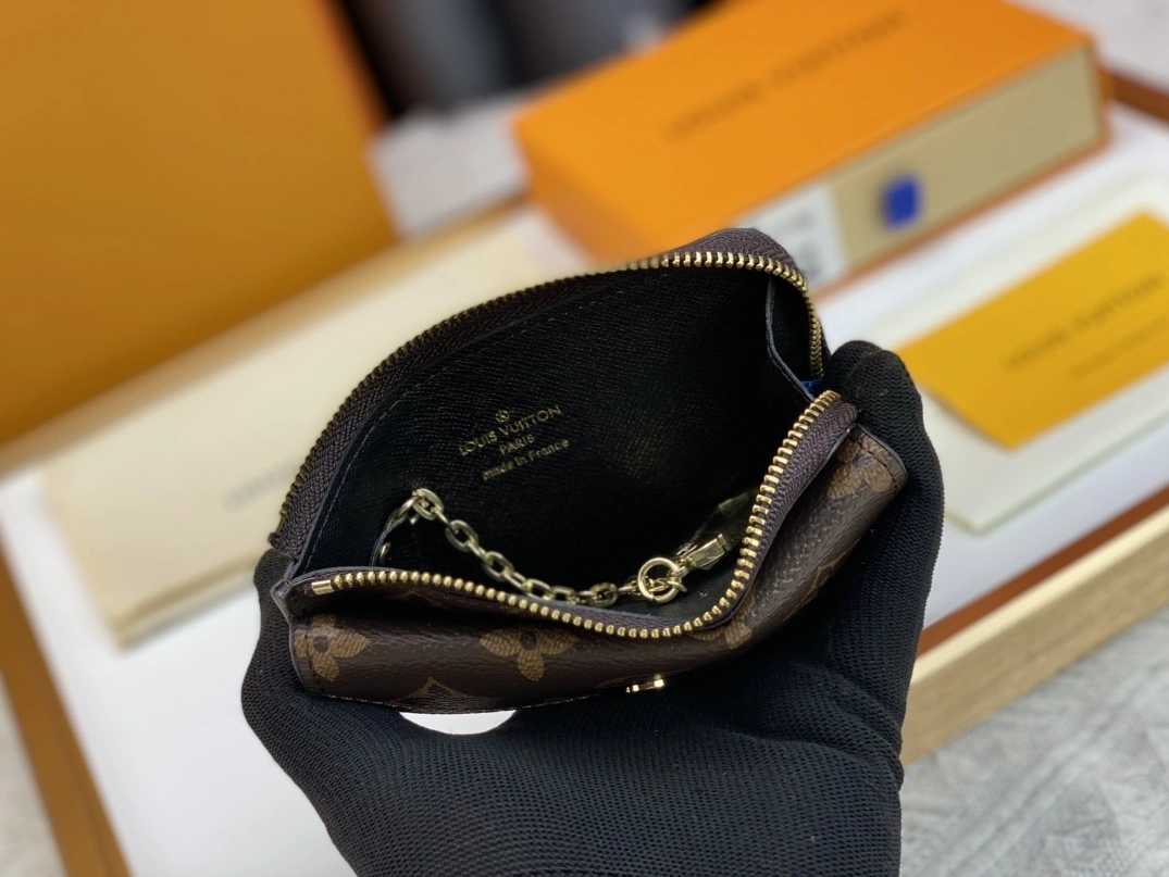 Soft 912 Louis Vuitton LV Card Case In Black For Women