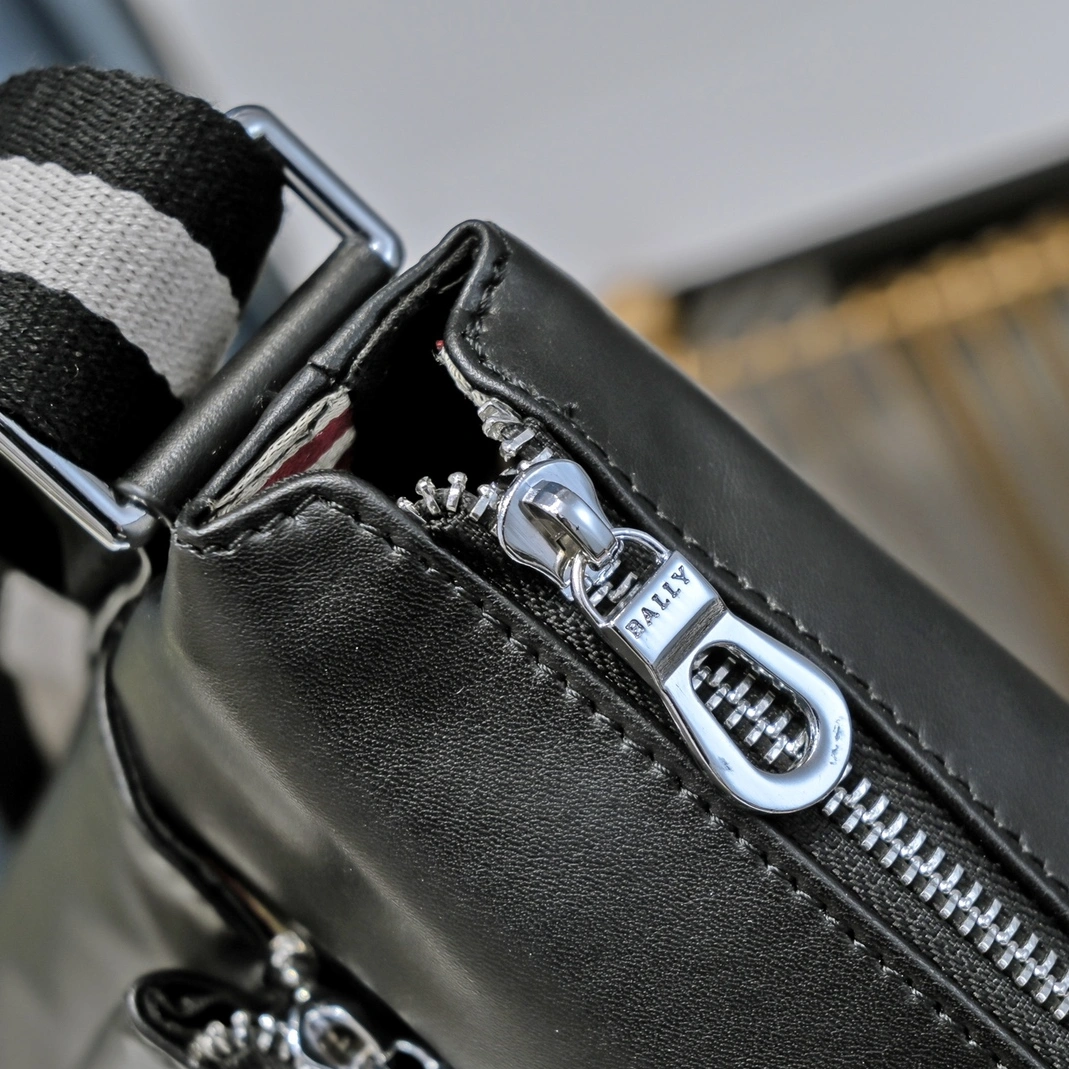 Sophisticated 1324 Bally AAA Man Messenger Bags