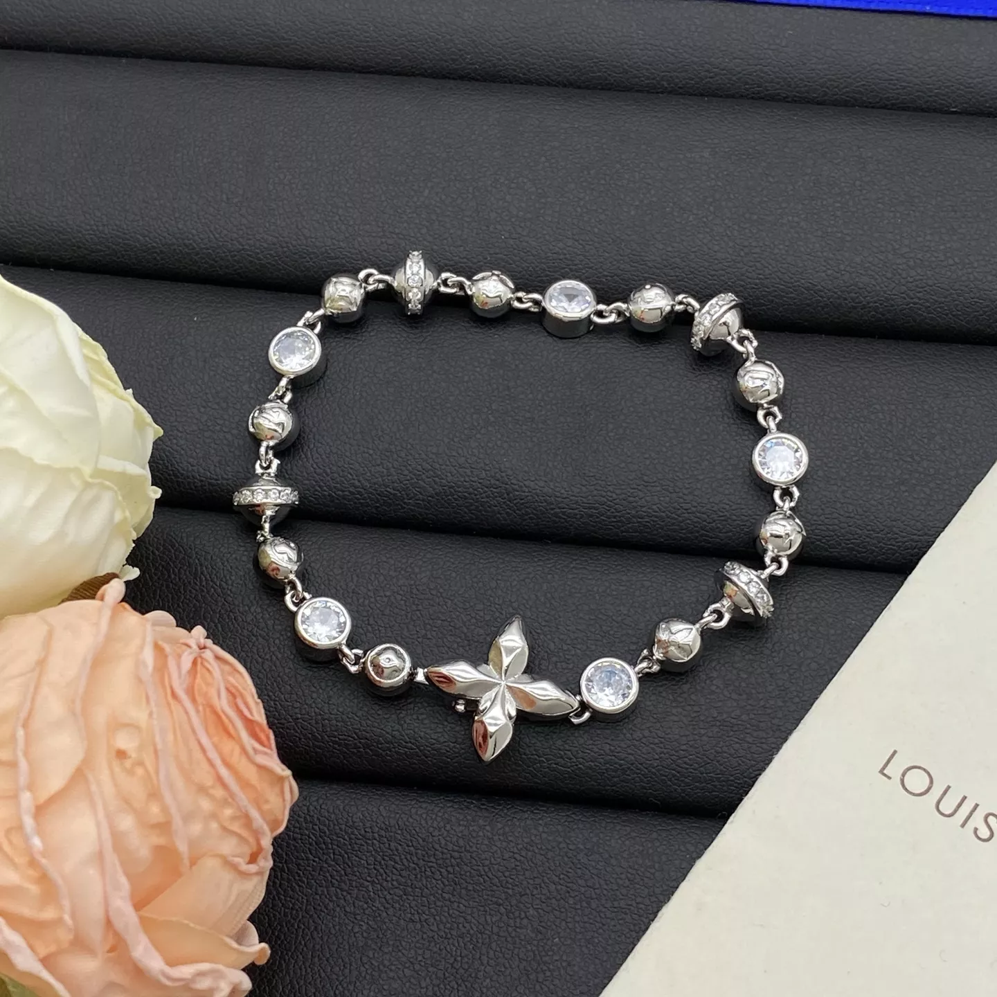 Sophisticated 1505 Louis Vuitton LV Bracelets